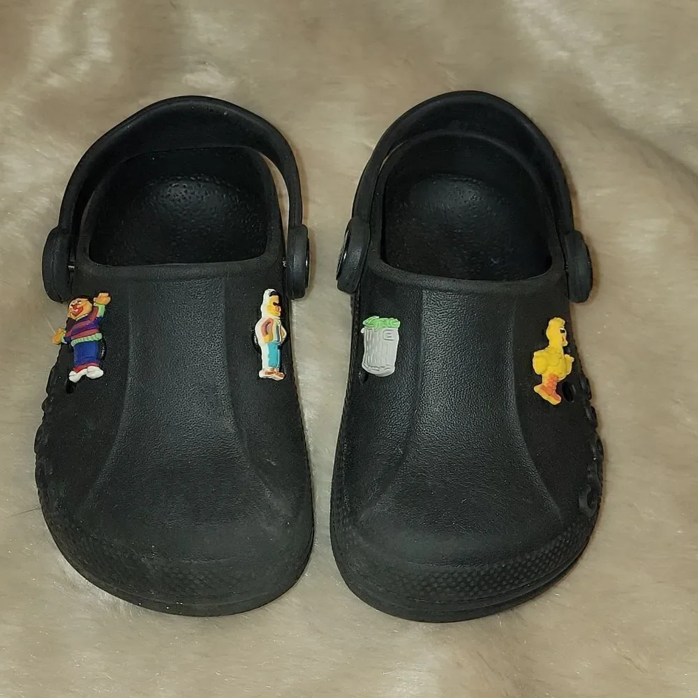 CROCS BLACK CLASSIC CLOGS, SIZE 6-7, WITH SESAME STREET JIBBITZ